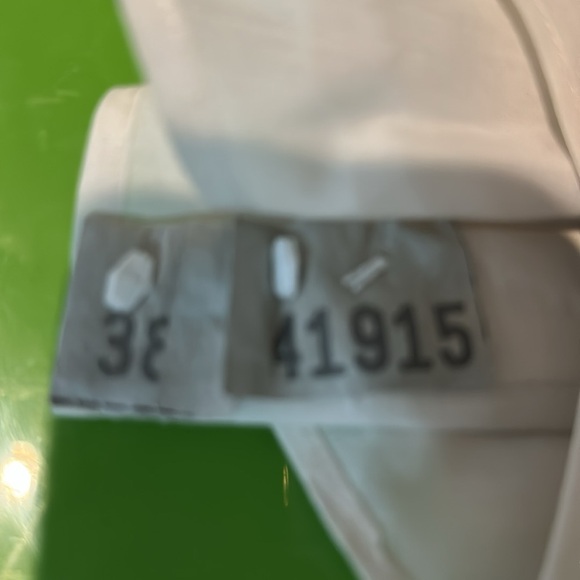 Bundle of 2 Men’s Aigner dress shirts.  Cream & Light taupe both size 14.5 - Picture 6 of 11